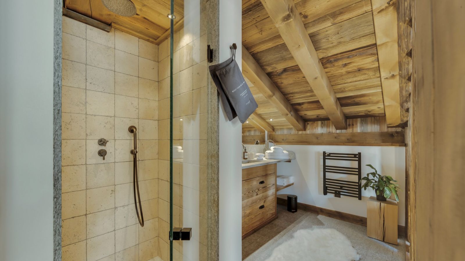 Luxury-ski-chalet-Cala Slopeside -oxford-ski bathroom (4).jpg