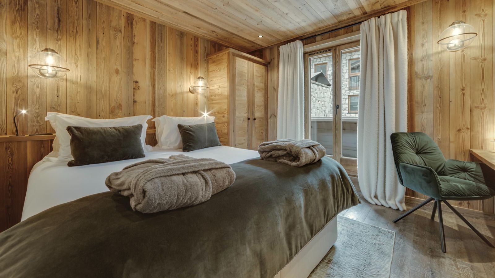 Luxury-ski-chalet-Cala Slopeside -oxford-ski bedroom (2).jpg