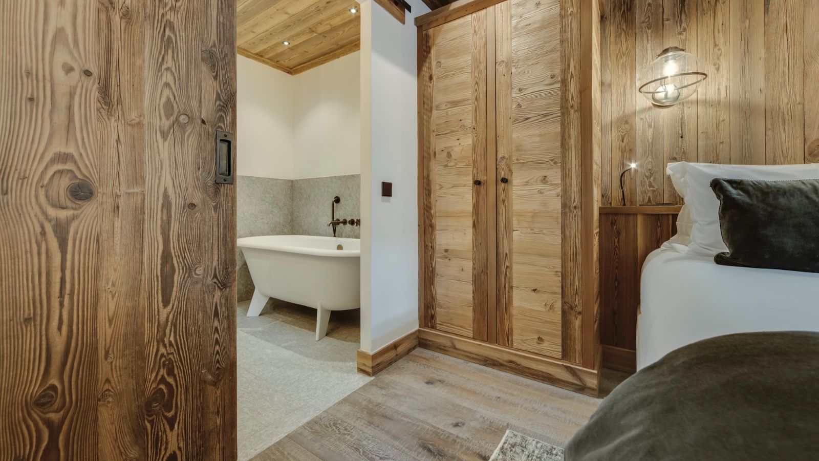 Luxury-ski-chalet-Cala Slopeside -oxford-ski bedroom (4).jpg