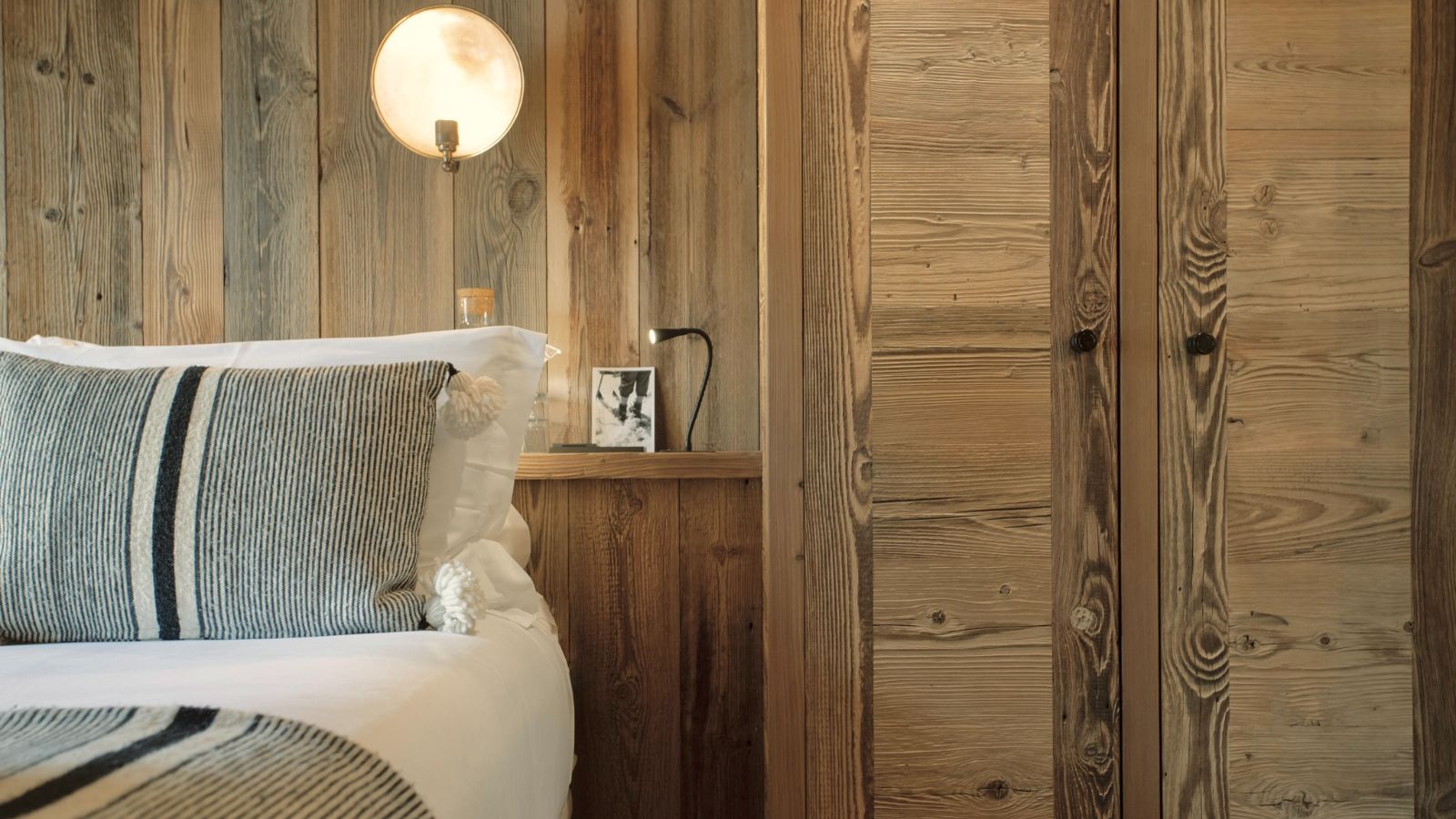 Luxury-ski-chalet-Cala Slopeside -oxford-ski bedroom (5).jpg