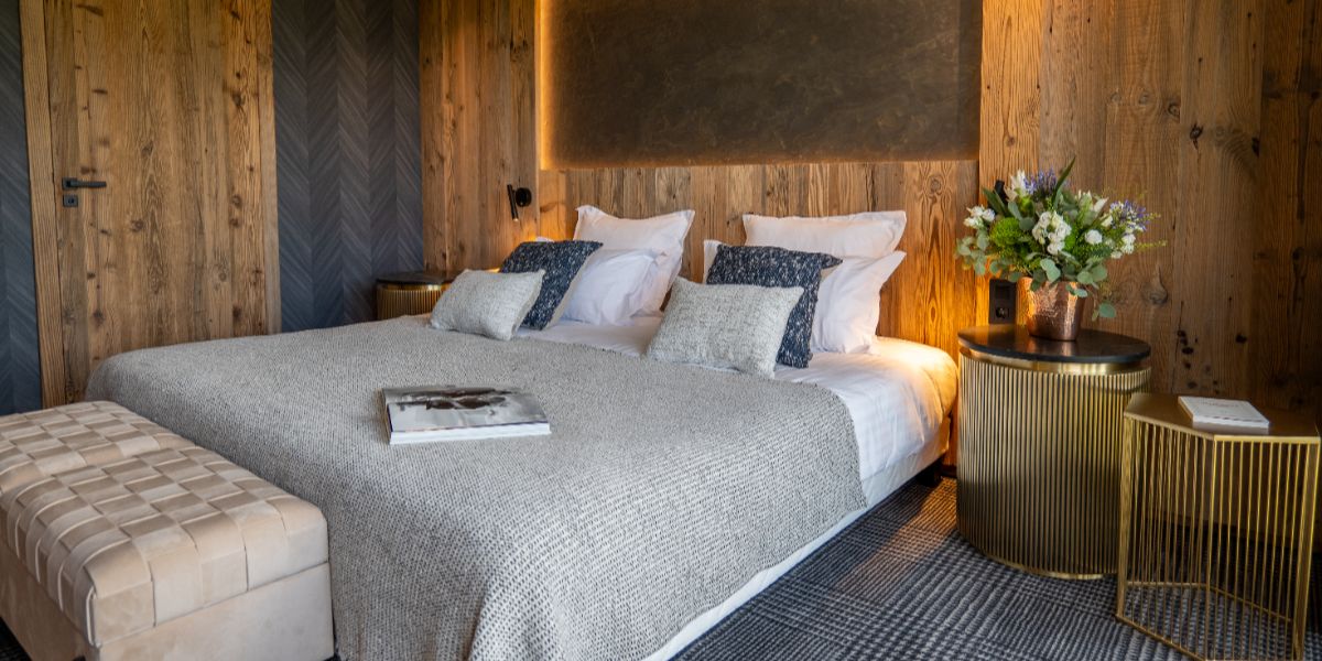Luxury-Ski-Chalet-Megeve-Le-Penthouse-Alpin-Oxford-Ski-Bedroom (9).jpg