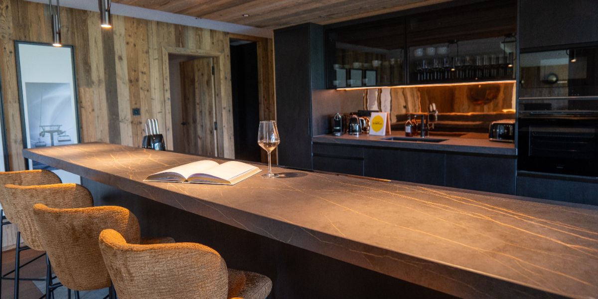 Luxury-Ski-Chalet-Megeve-Le-Penthouse-Alpin-Oxford-Ski-Kitchen-Bar.jpg