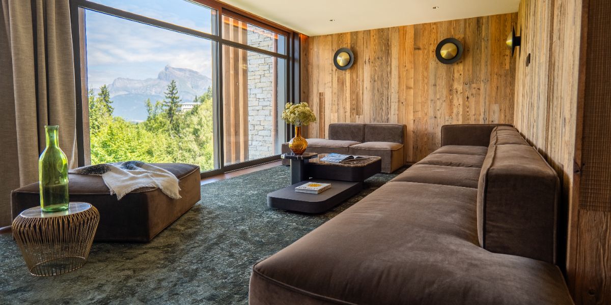 Luxury-Ski-Chalet-Megeve-Le-Penthouse-Alpin-Oxford-Ski-Lounge.jpg