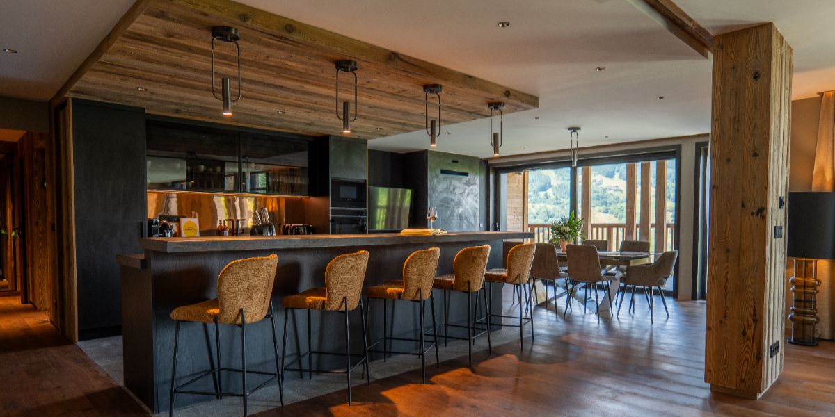 Luxury-Ski-Chalet-Megeve-Le-Penthouse-Alpin-Oxford-Ski-Bar.jpg