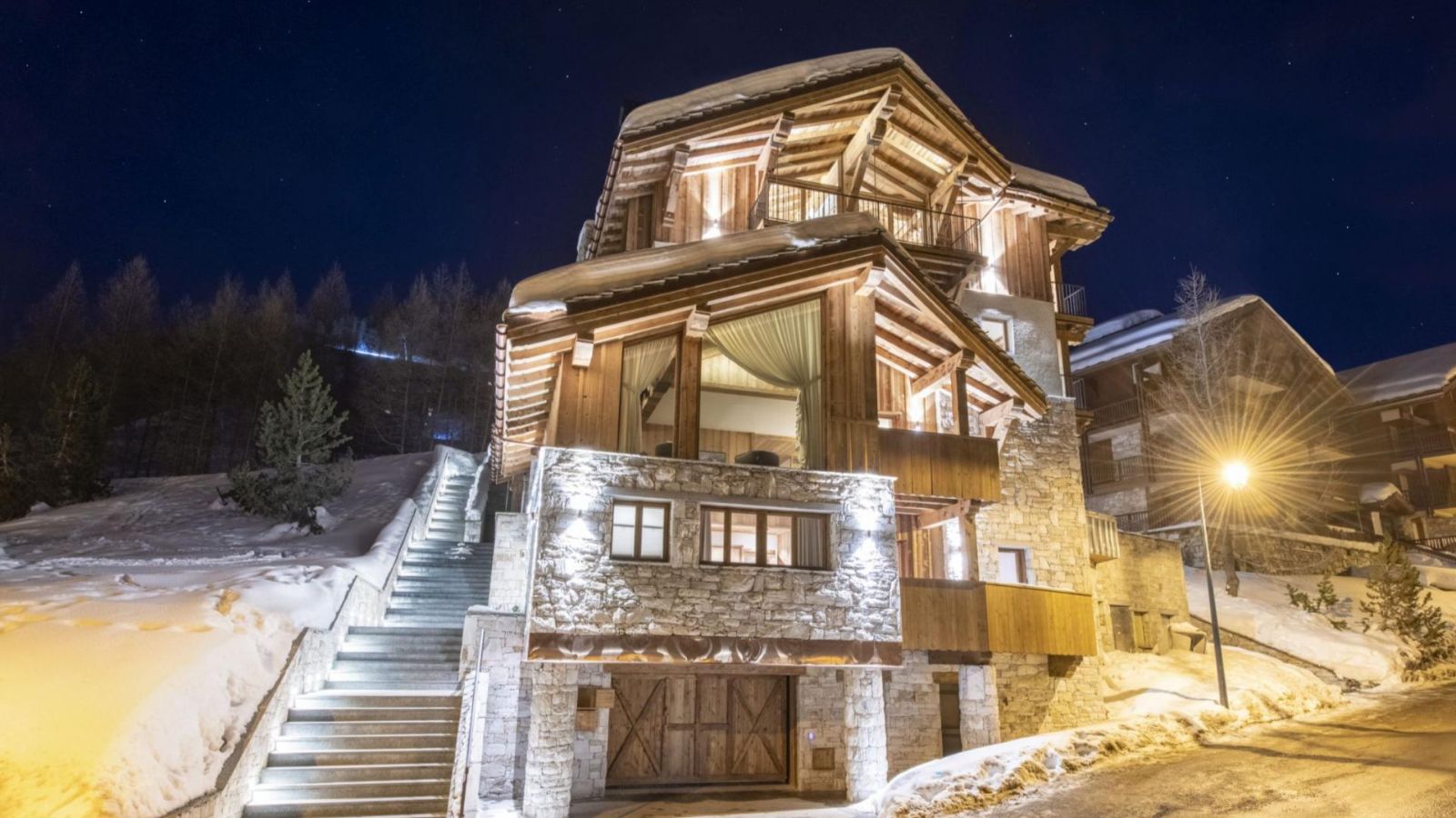 Luxury-ski-chalet- Cala Sagewood -oxford-ski  outside Chalet.jpg
