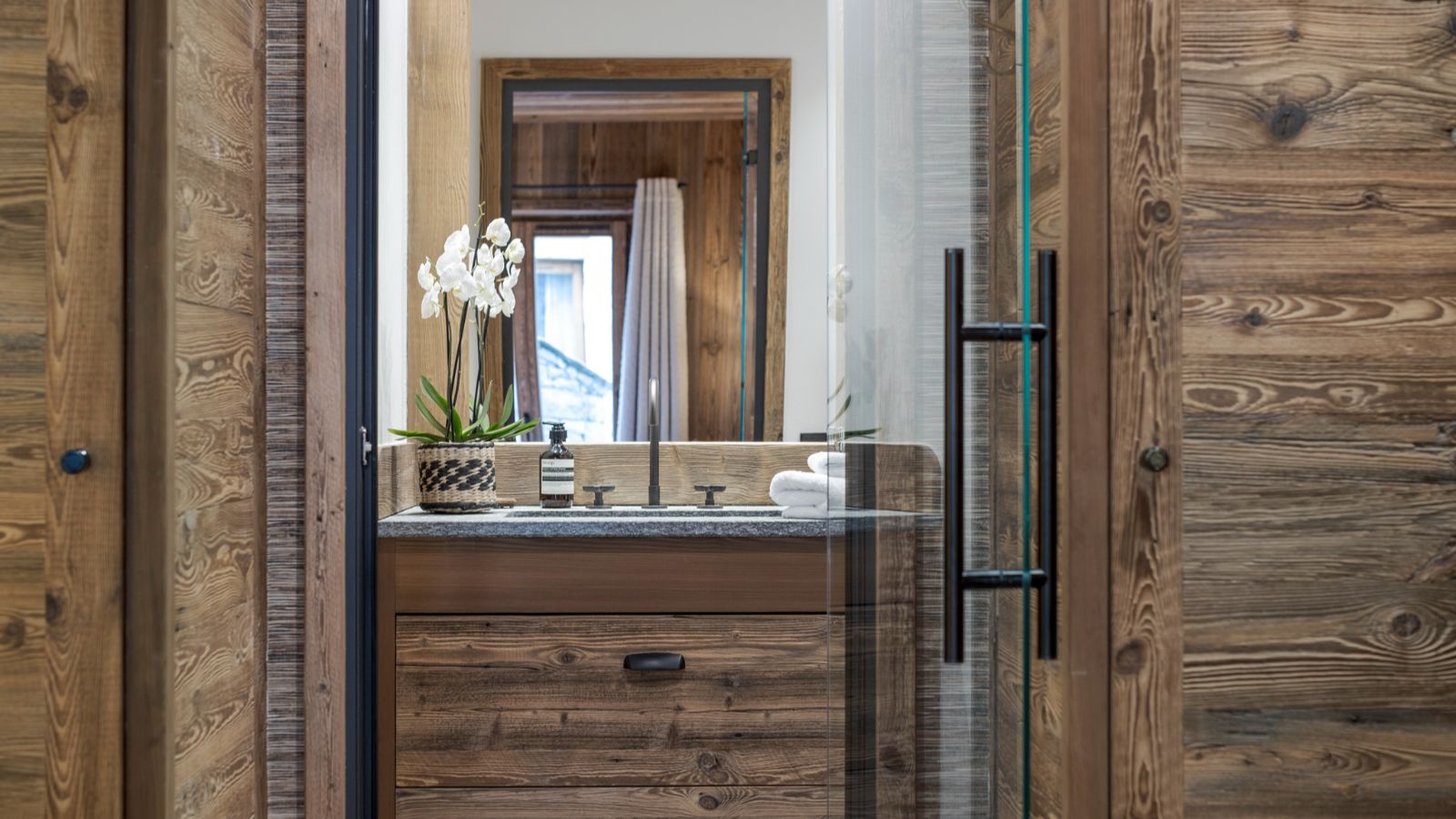 Luxury-ski-chalet- Cala Sagewood -oxford-ski  Bathroom (4).jpg