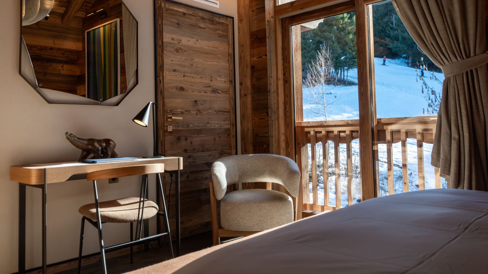 Luxury-Ski-Chalet-Meribel-Chalet-Alice-Oxford-Ski-Bedroom (15).jpg