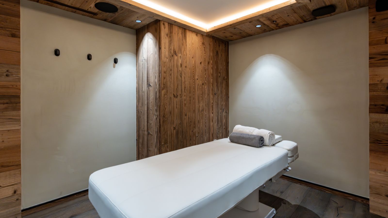 Luxury-Ski-Chalet-Meribel-Chalet-Alice-Oxford-Ski-massage.jpg