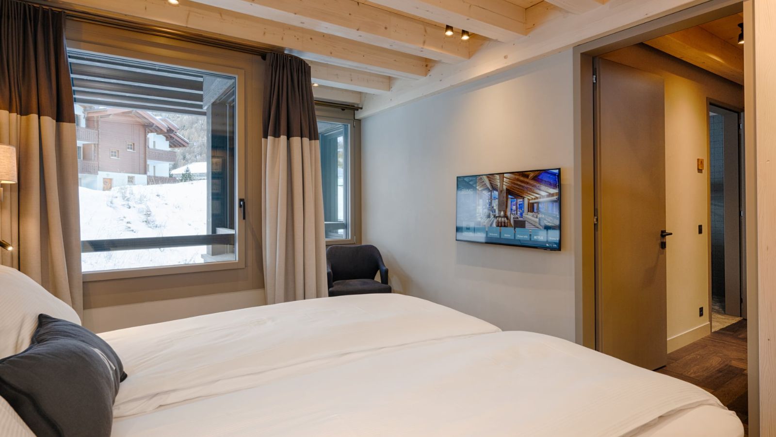 Luxury-ski-chalet-Horu Lodge -name-oxford-ski  bedroom (2).jpg