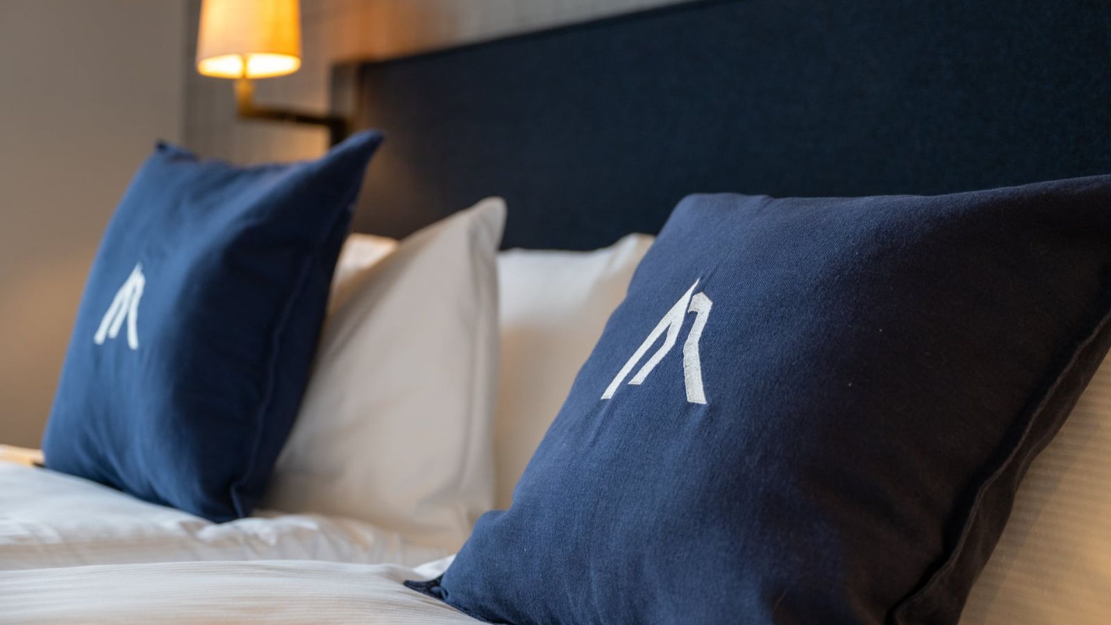 Luxury-ski-chalet-Horu Lodge -name-oxford-ski bedroom (3).jpg