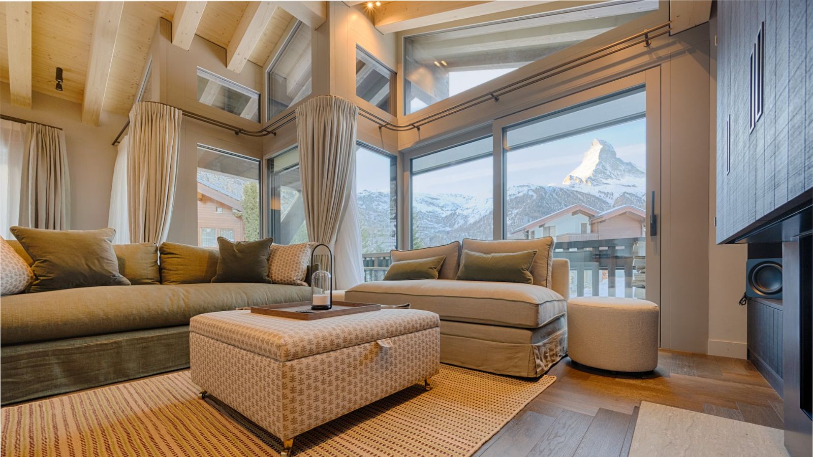 Luxury-ski-chalet-Horu Lodge -name-oxford-ski Lounge.jpg