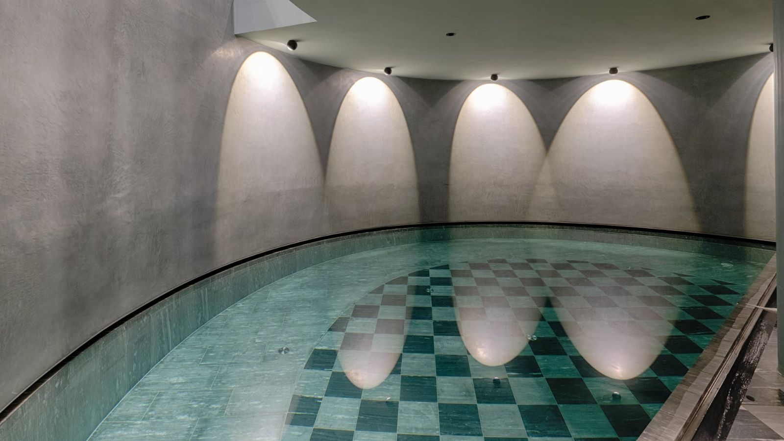 Luxury-ski-chalet-Horu Lodge -name-oxford-ski Shared pool.jpg