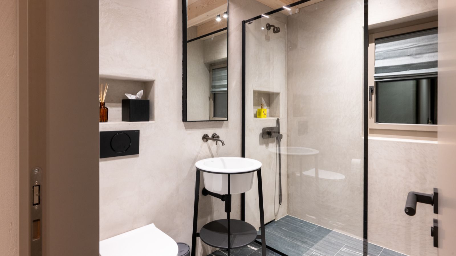 Luxury-ski-chalet-Horu Lodge -name-oxford-ski  Bathroom.JPG