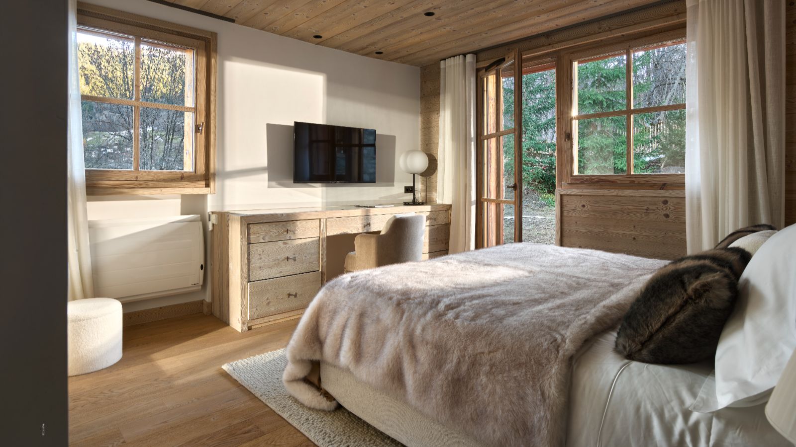 Luxury-ski- Chalet M- oxford-ski  bedroom (3).jpg