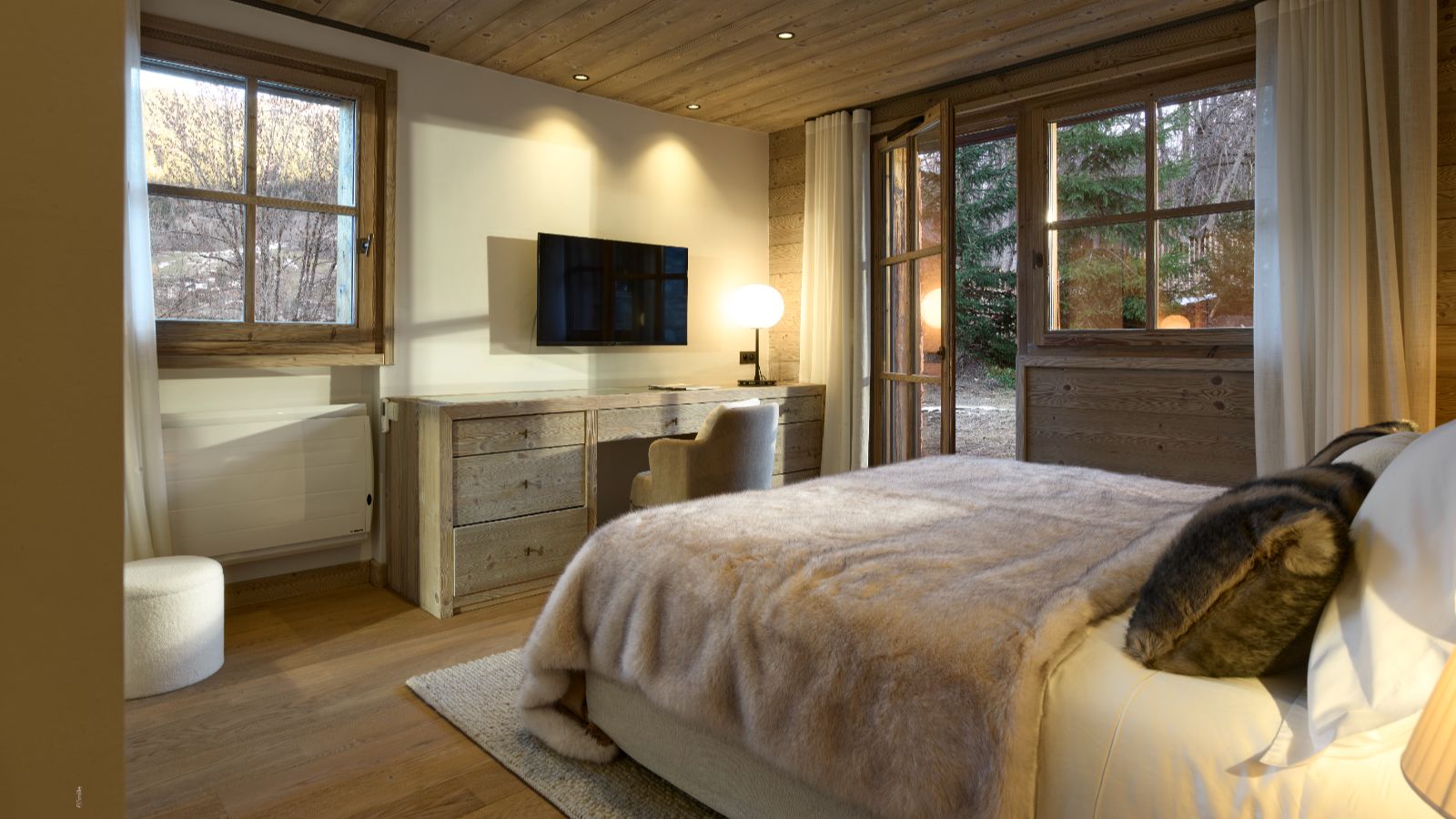 Luxury-ski- Chalet M- oxford-ski  Bedroom ).jpg