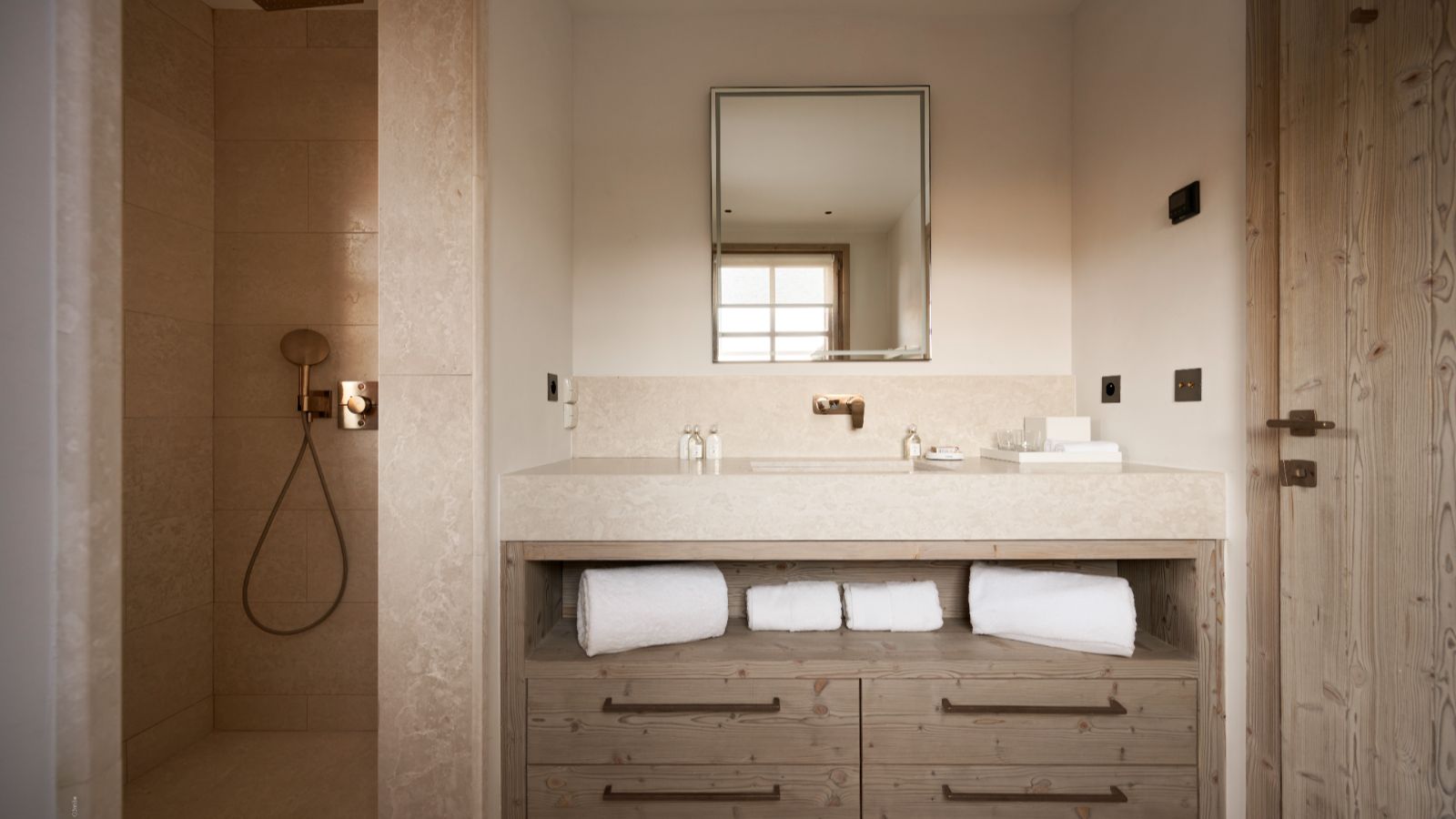 Luxury-ski- Chalet M- oxford-ski  Bathroom (2).jpg