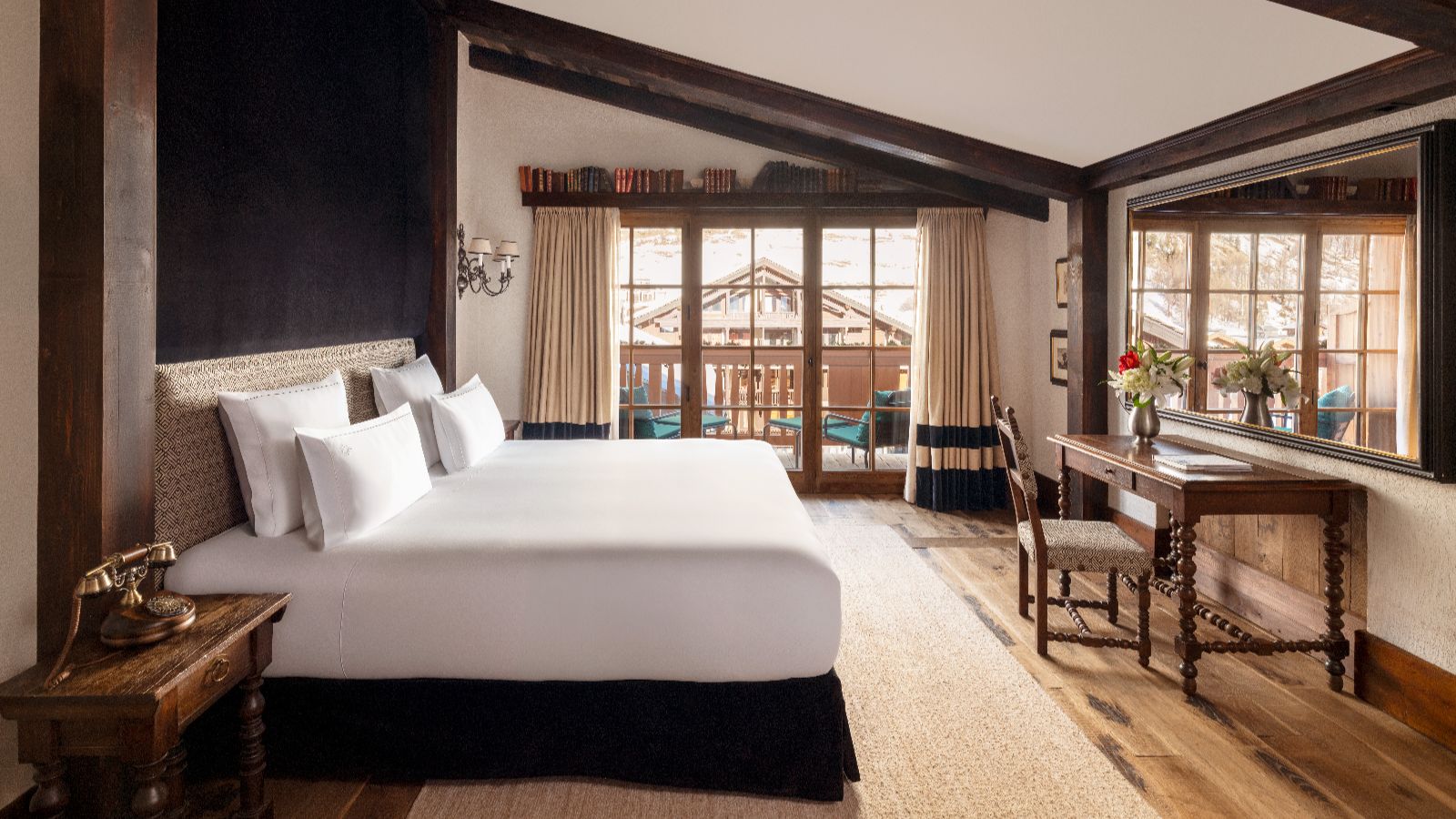 Luxury-Ski-Apartment-Val-d-Isere-Chantemerle-Apartment-Airelles-Oxford-Ski-Bedroom (4).jpg