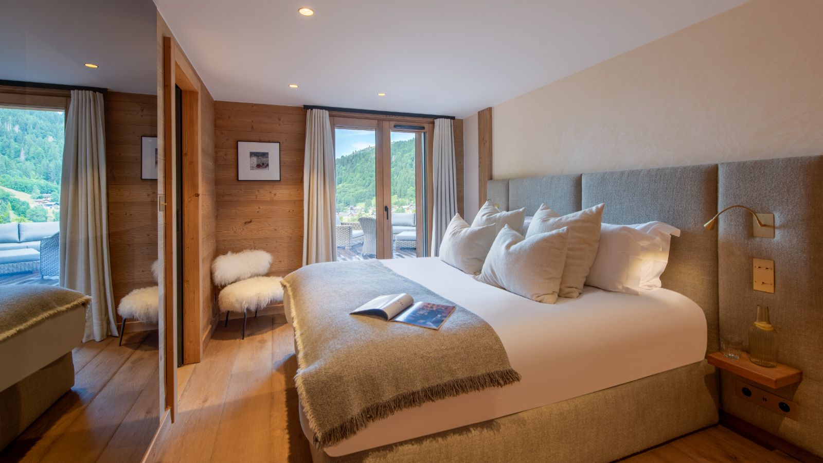 Luxury-ski-chalet-Avalon -name-oxford-ski  Bedroom (4).jpg