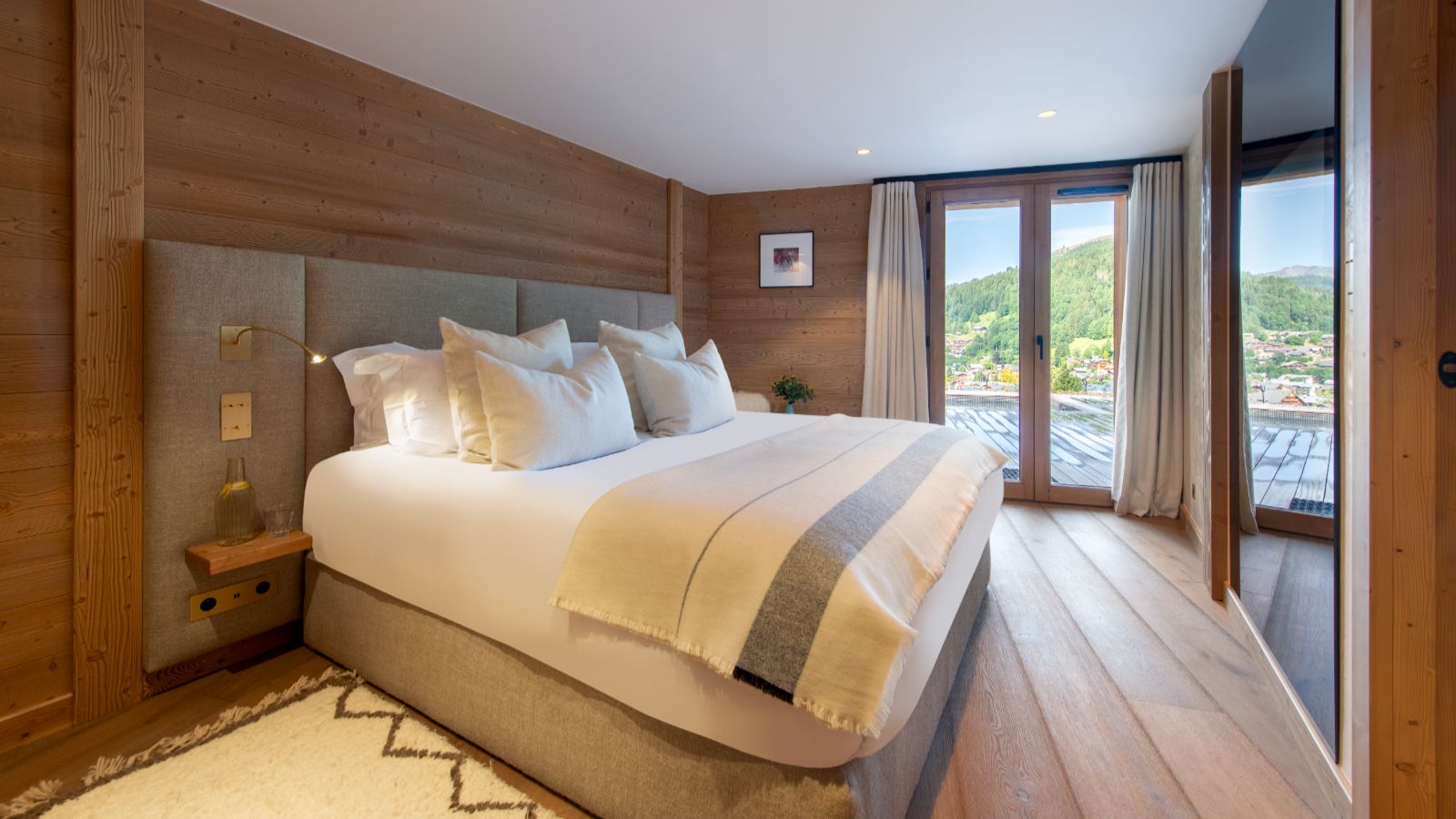 Luxury-ski-chalet-Avalon -name-oxford-ski  Bedroom (6).jpg