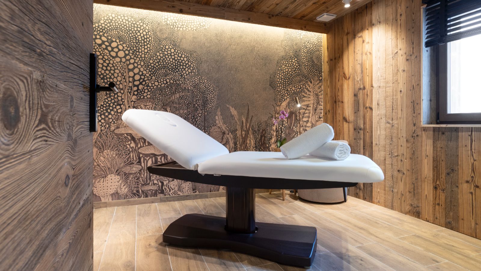 Luxury -ski -Graciosa l-name-oxford-ski Massage room.jpg