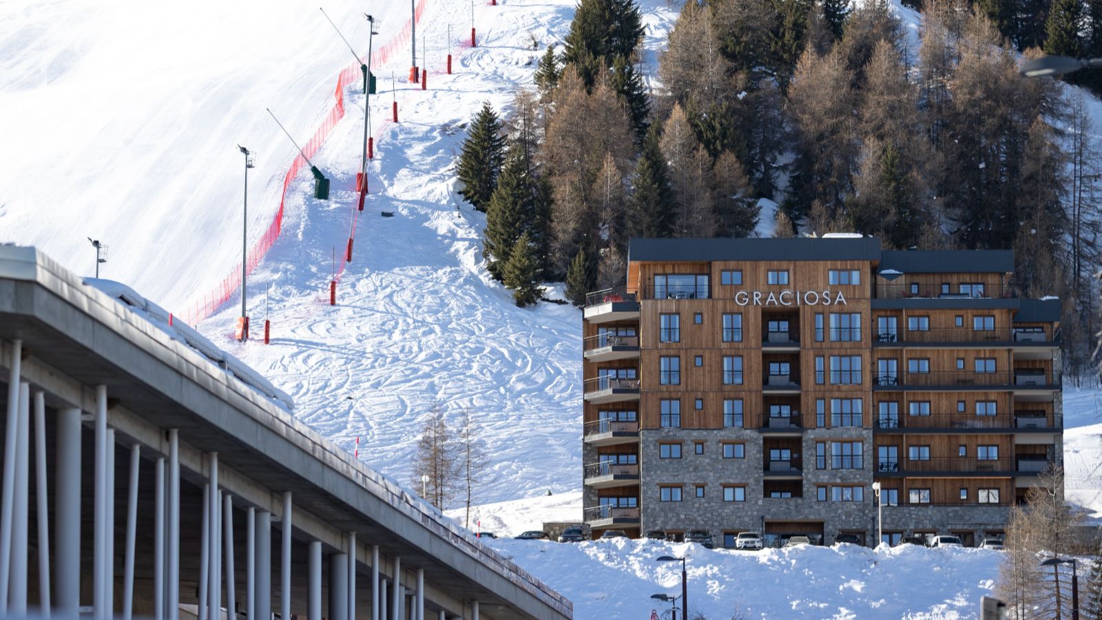 Luxury -ski -Graciosa l-name-oxford-ski Ski Slope and Building.jpg