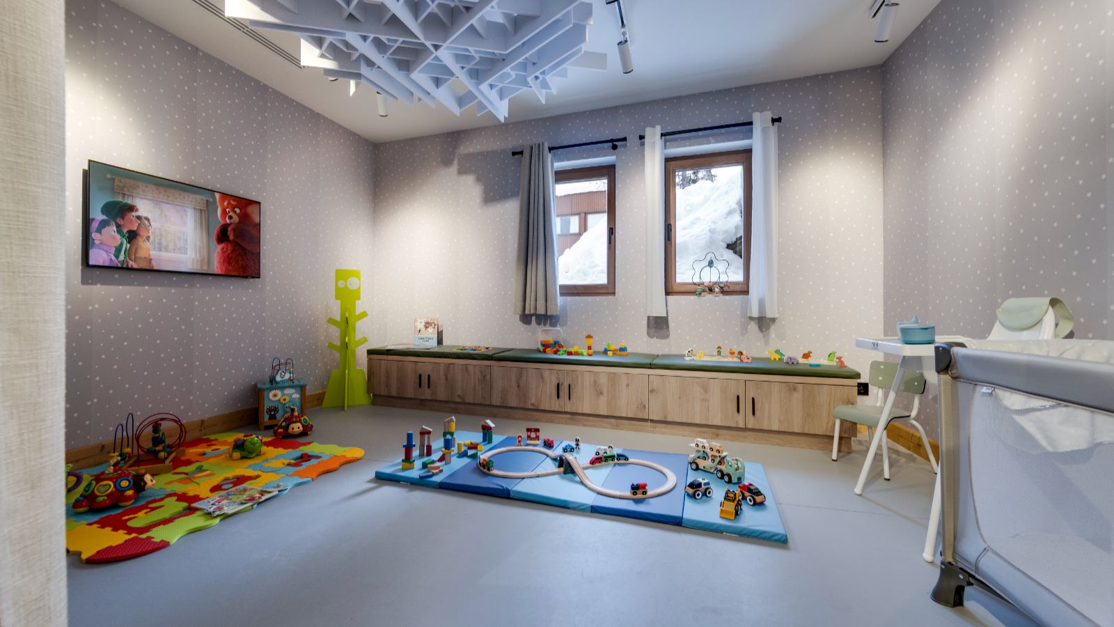 Luxury -ski -Graciosa l-name-oxford-ski Kids area (2).jpg