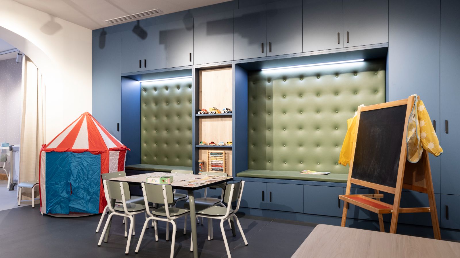 Luxury -ski -Graciosa l-name-oxford-ski Kids play.jpg