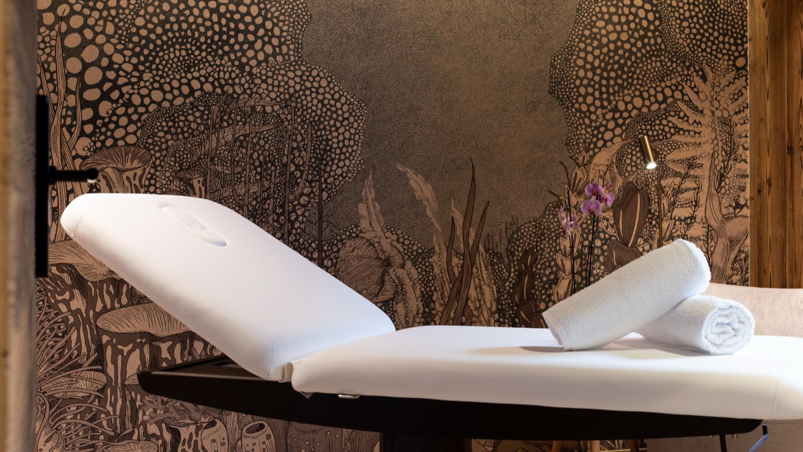 Luxury -ski -Graciosa l-name-oxford-ski Massage room (3).jpg