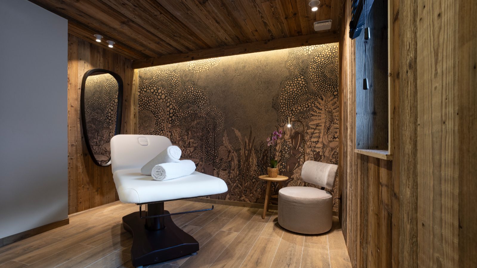 Luxury -ski -Graciosa l-name-oxford-ski Massage room (2).jpg