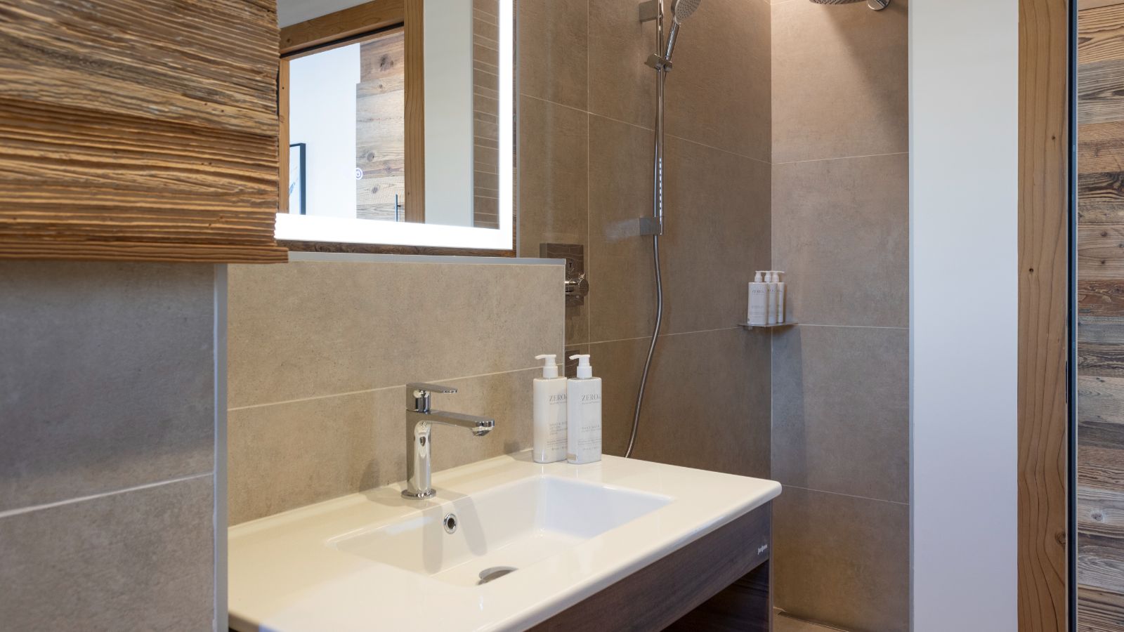 Sagarmatha Room 5 (4).jpg