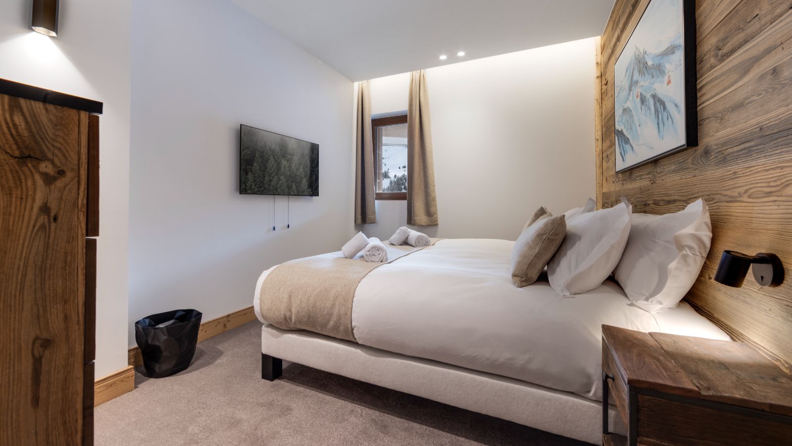 Luxury-ski-chalet-Makalu, Bellecote, Eiger, Monta Rosa -oxford-ski Bedroom (11).jpg