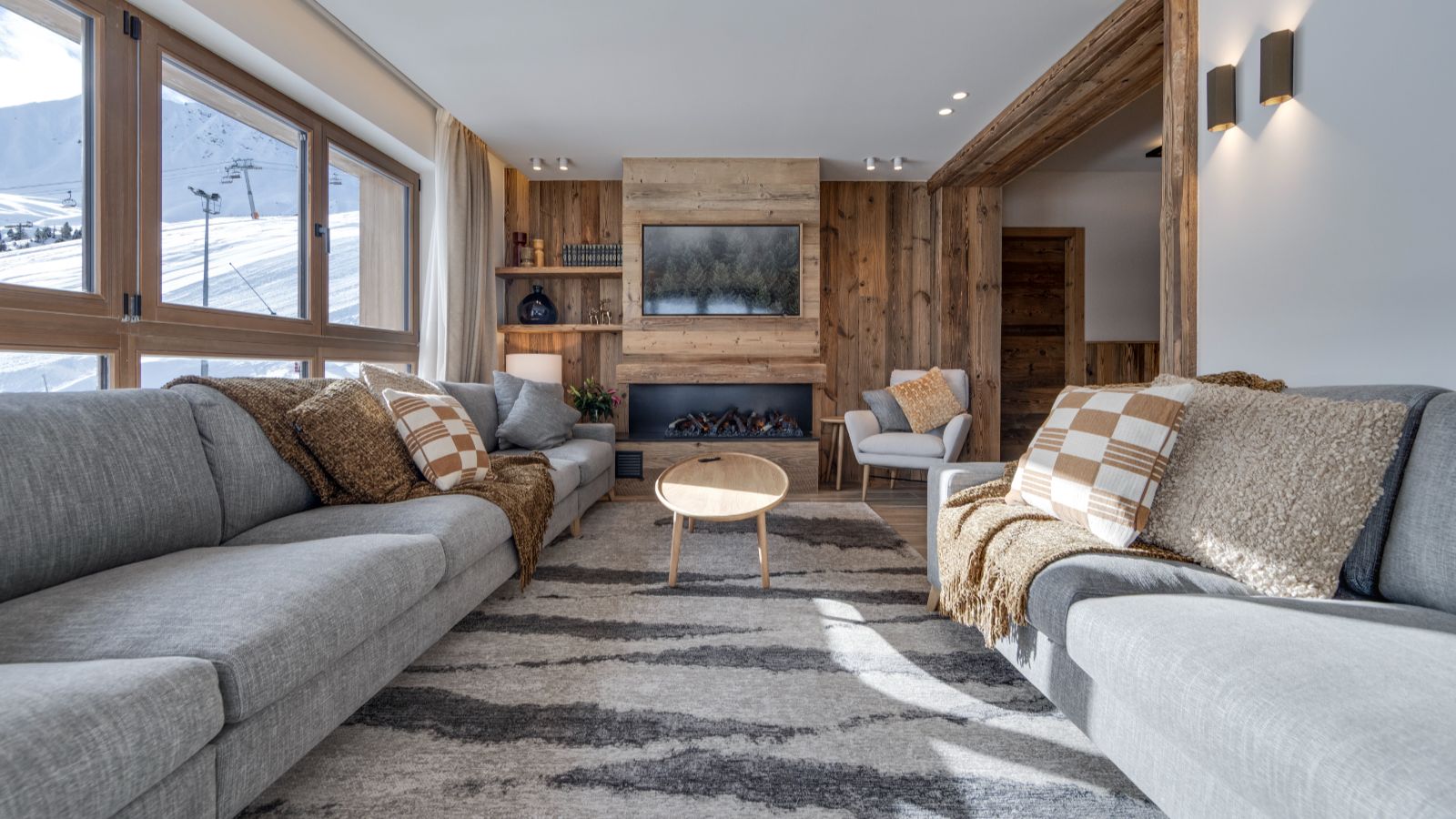 Luxury-ski-chalet-Makalu, Bellecote, Eiger, Monta Rosa -oxford-ski Lounge (4).jpg