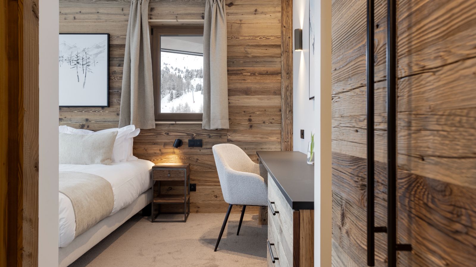 Luxury-ski-chalet-Makalu, Bellecote, Eiger, Monta Rosa -oxford-ski bedroom (9).jpg