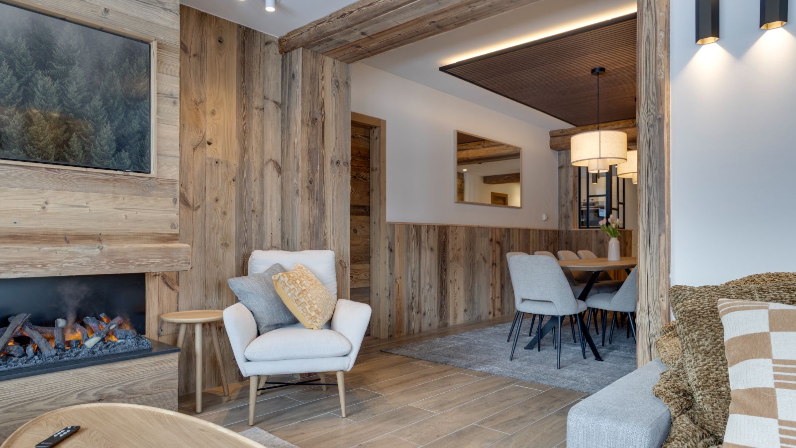 Luxury-ski-chalet-Makalu, Bellecote, Eiger, Monta Rosa -oxford-ski dining (2).jpg