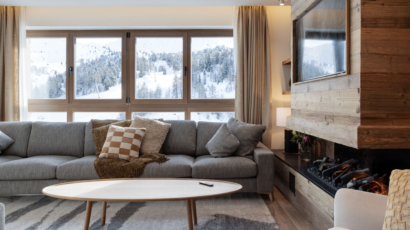 Luxury-ski-chalet-Makalu, Bellecote, Eiger, Monta Rosa -oxford-ski lounge (2).jpg