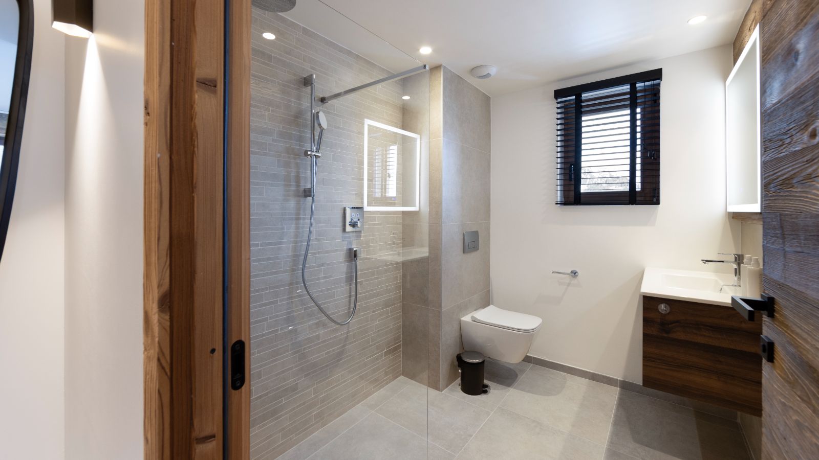 Luxury-ski-chalet-Makalu, Bellecote, Eiger, Monta Rosa -oxford-ski Bathroom (3).jpg