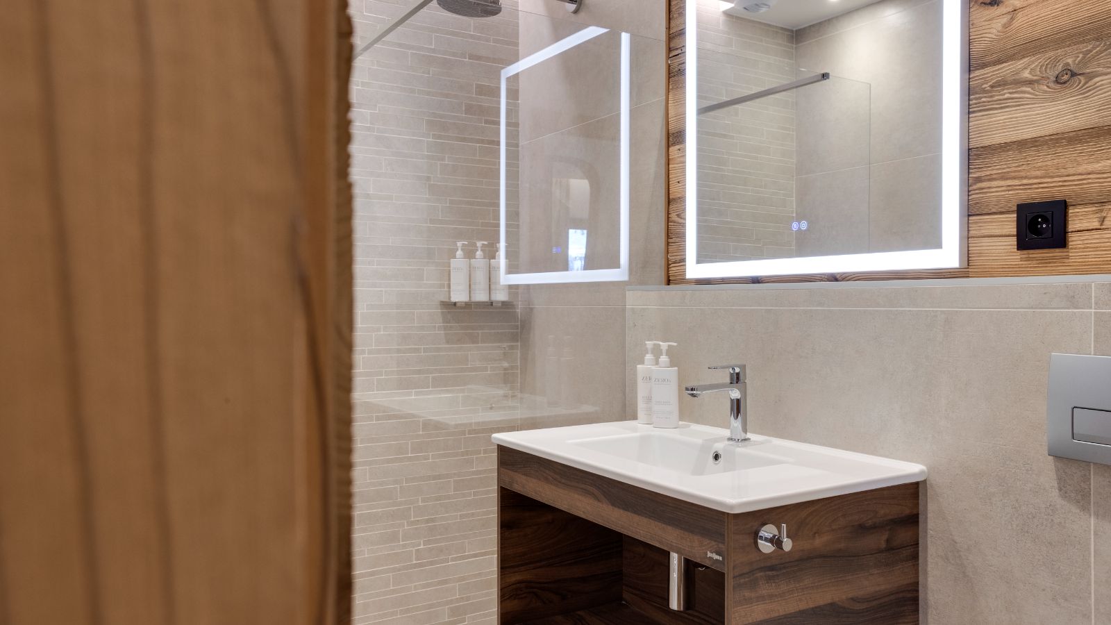 Luxury-ski-chalet-Makalu, Bellecote, Eiger, Monta Rosa -oxford-ski bathroom (4).jpg