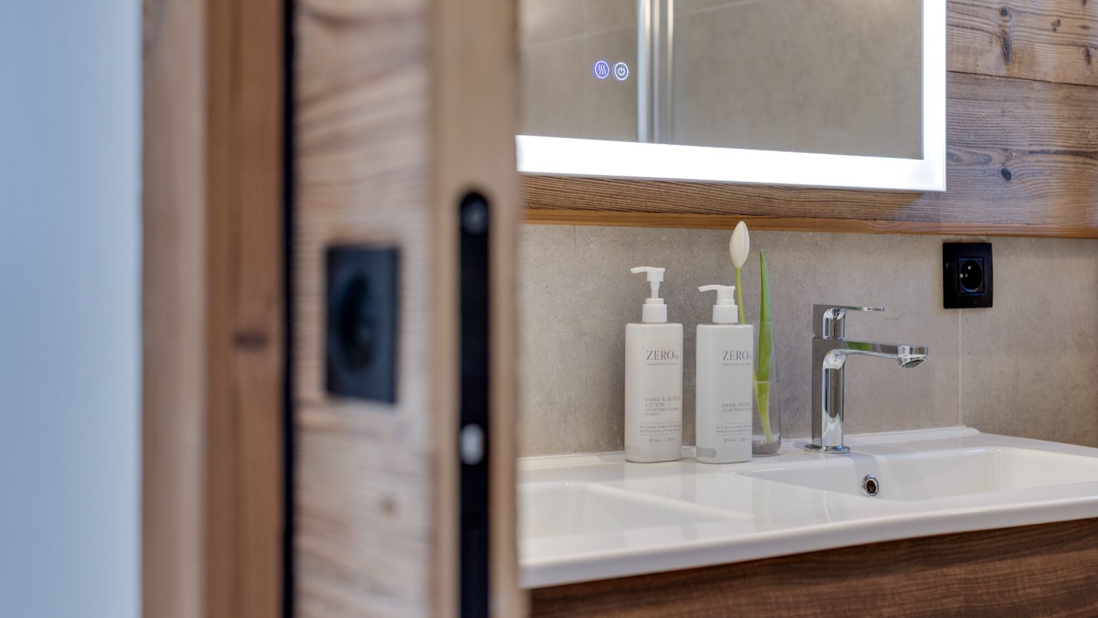 Luxury-ski-chalet-Makalu, Bellecote, Eiger, Monta Rosa -oxford-ski bathroom.jpg