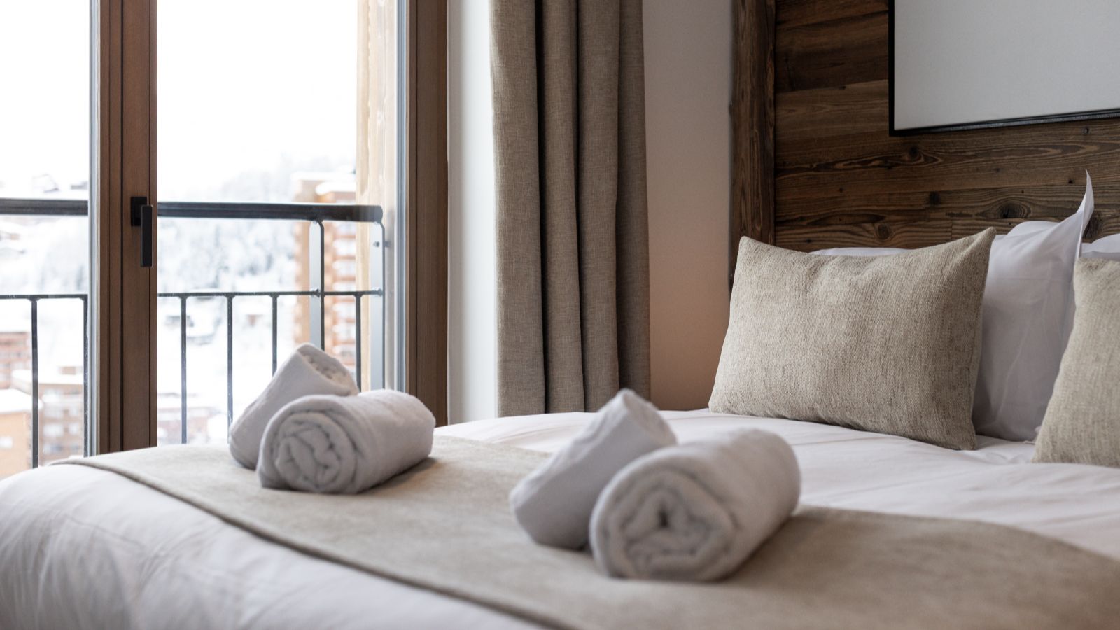 Luxury-ski-chalet-Makalu, Bellecote, Eiger, Monta Rosa -oxford-ski bedroom (5).jpg