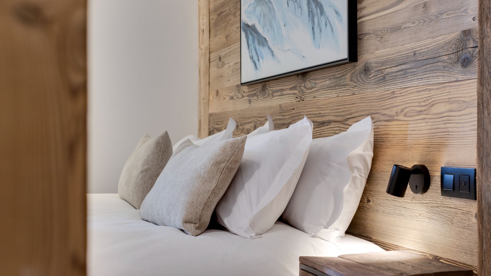 Luxury-ski-chalet-Makalu, Bellecote, Eiger, Monta Rosa -oxford-ski Bedroom (8).jpg