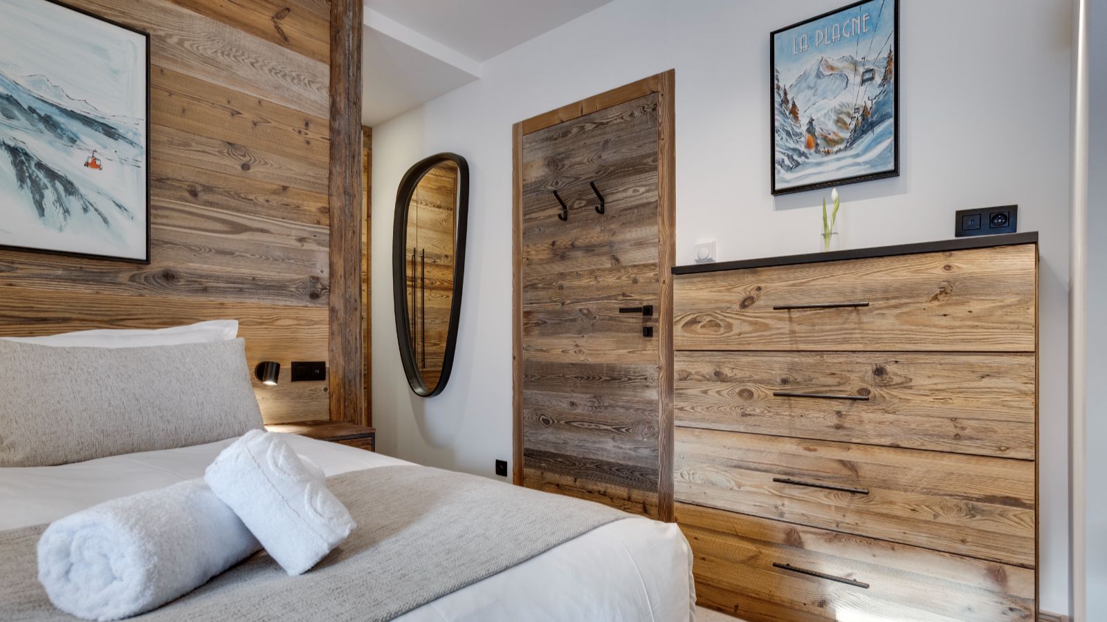 Luxury-ski-chalet-Makalu, Bellecote, Eiger, Monta Rosa -oxford-ski Bedroom (10).jpg