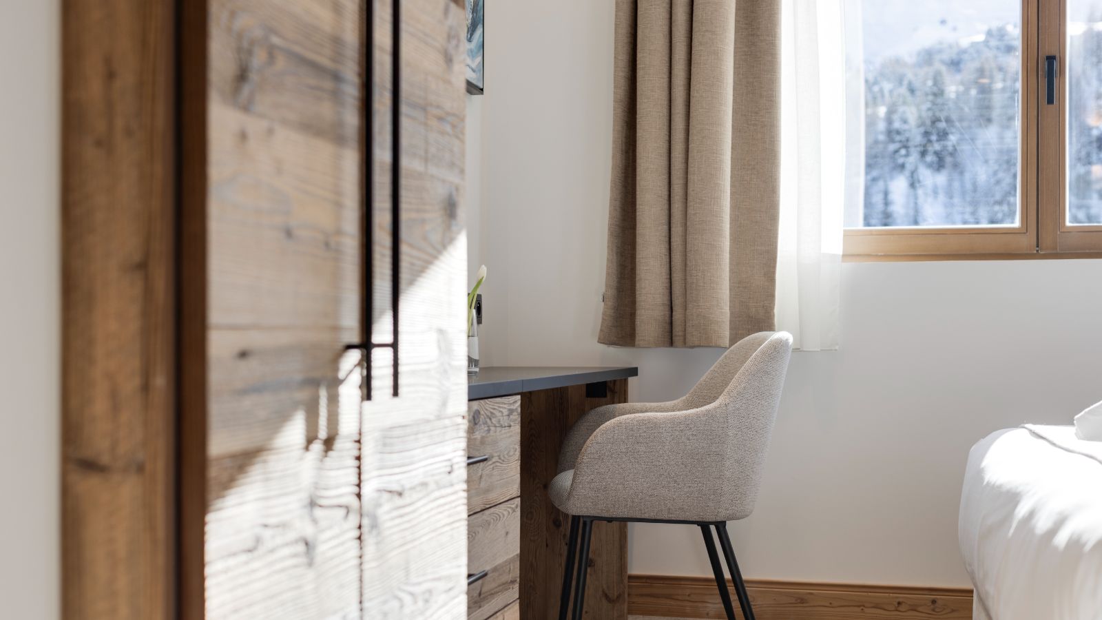 Luxury-ski-chalet-Makalu, Bellecote, Eiger, Monta Rosa -oxford-ski Desk Bedroom.jpg