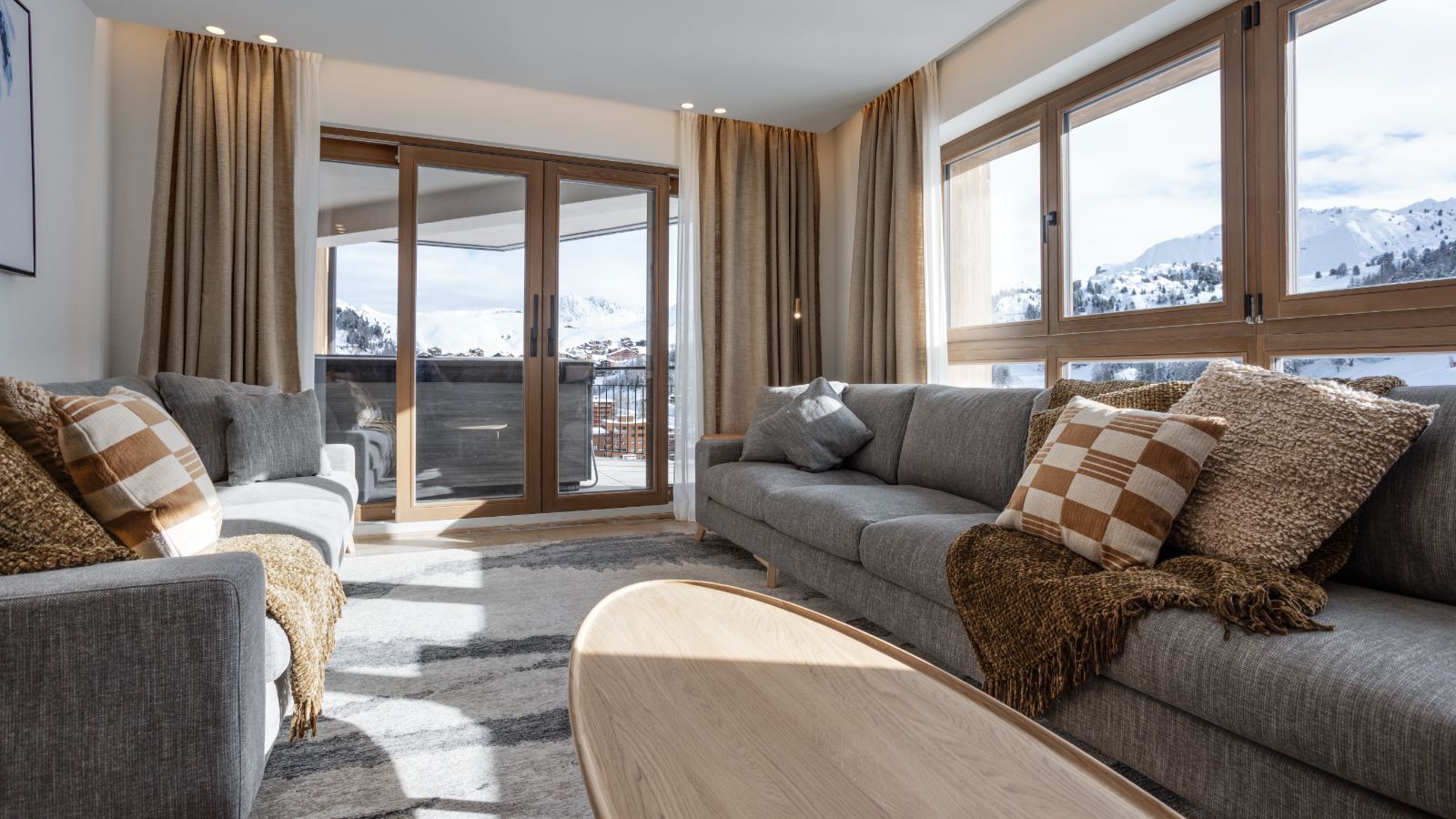 Luxury-ski-chalet-Makalu, Bellecote, Eiger, Monta Rosa -oxford-ski Lounge (3).jpg