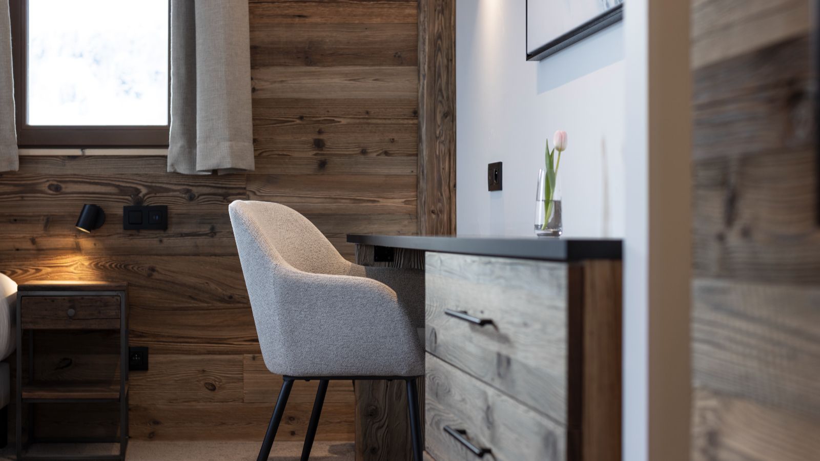 Luxury-ski-chalet-Makalu, Bellecote, Eiger, Monta Rosa -oxford-ski Desk.jpg