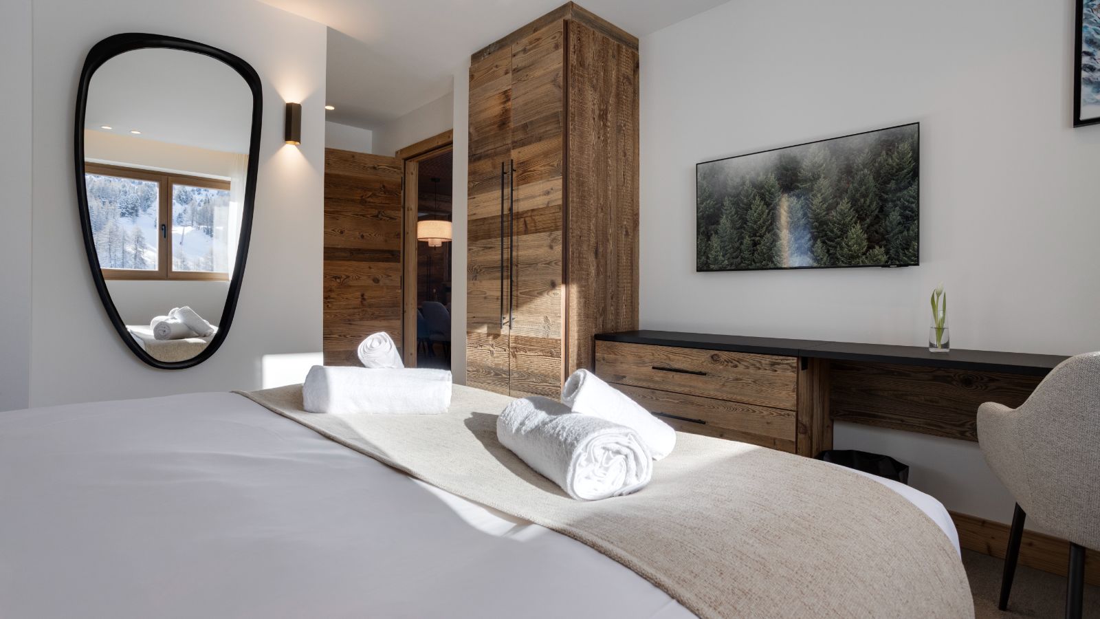 Luxury-ski-chalet-Makalu, Bellecote, Eiger, Monta Rosa -oxford-ski Bedroom (2).jpg
