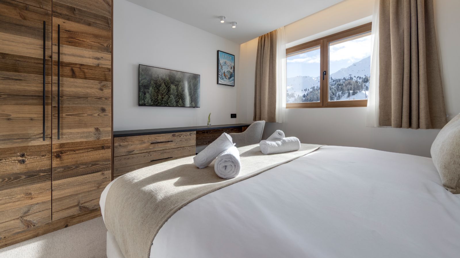 Luxury-ski-chalet-Makalu, Bellecote, Eiger, Monta Rosa -oxford-ski Bedroom (3).jpg