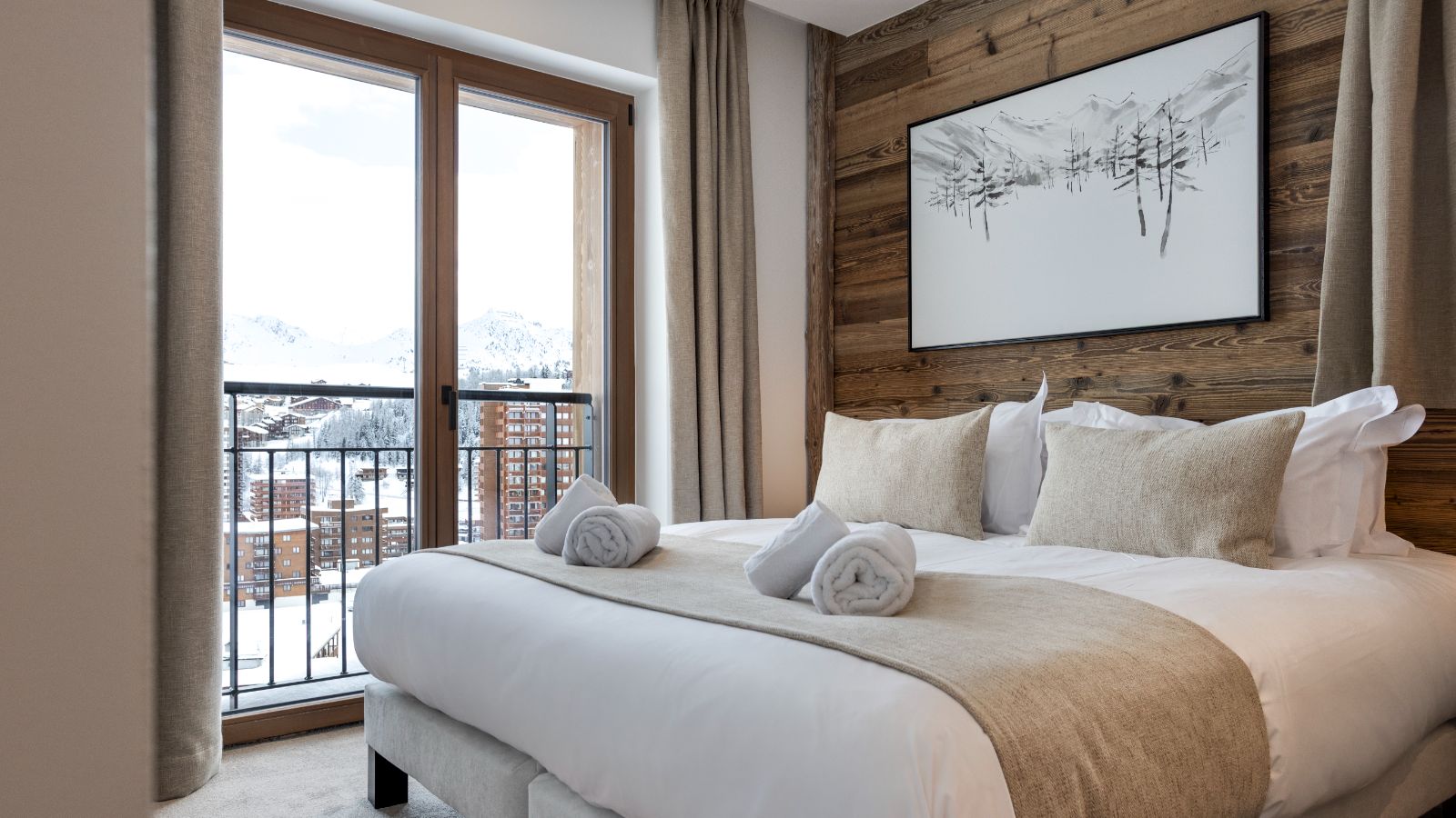 Luxury-ski-chalet-Makalu, Bellecote, Eiger, Monta Rosa -oxford-ski Bedroom (6).jpg