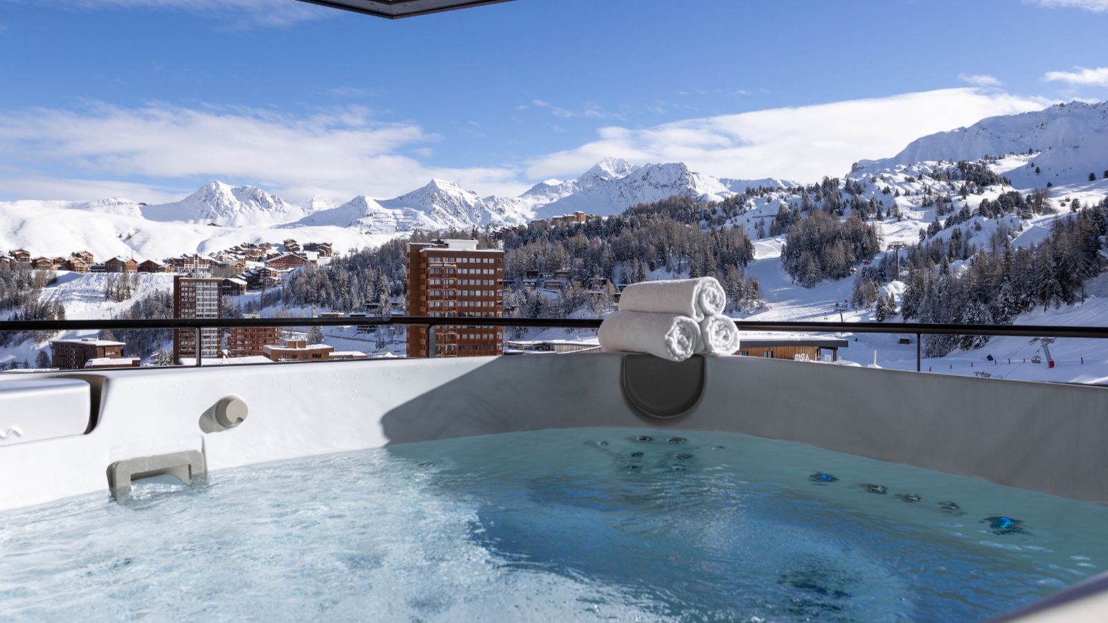 Luxury Verdons Suite - Oxford Ski -image makalu_Hot Tub.jpg