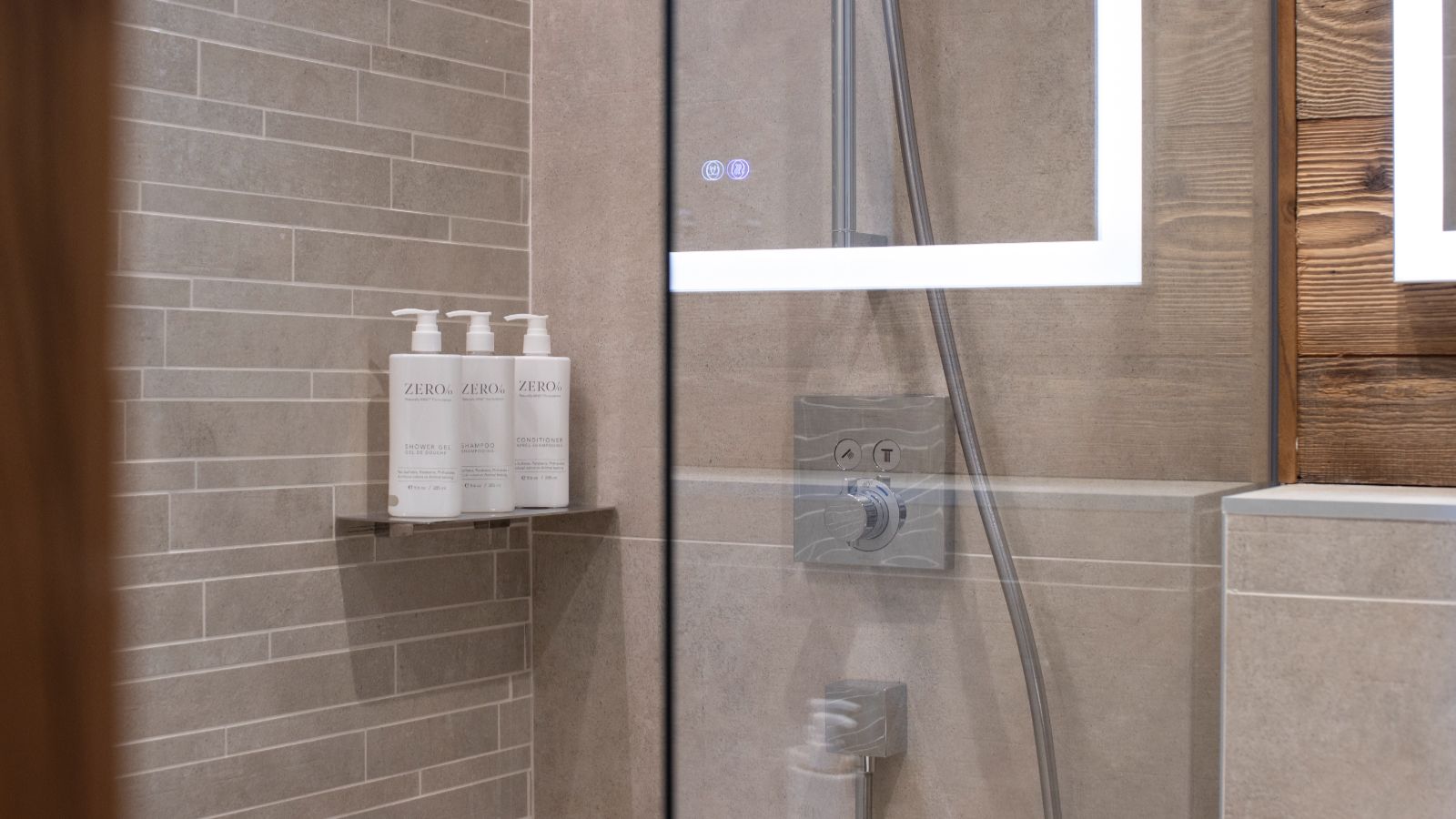 Luxury Verdons Suite - Oxford Ski -image  Verdons Rm2 (K2 1) Bathroom.jpg