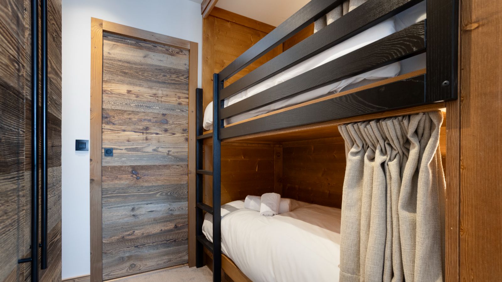 Luxury-ski-Combin & Rochette-oxford-ski bunk room.jpg